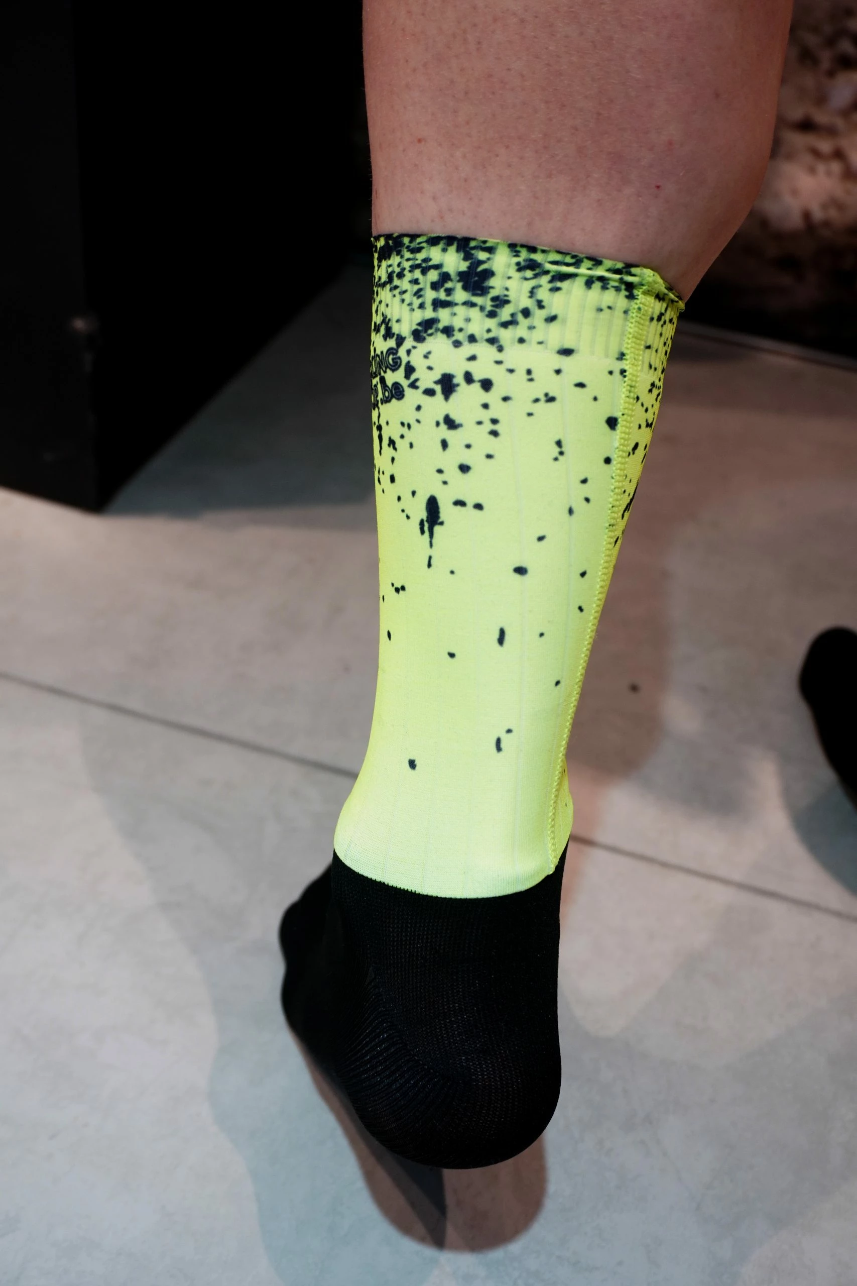 Chaussettes Aéro GJ Cycling Shop Black/Fluo 4 Chaussettes Aéro GJ Cycling Shop Black/Fluo – Image 2