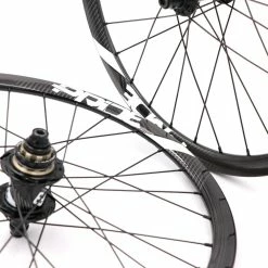 Paire De Roues Pride Gravity Exp SL Aero Ud Gloss / Moyeux Control 28H Black 11 Paire De Roues Pride Gravity Exp SL Aero Ud Gloss / Moyeux Control 28H Black -Collections GJ Cycling Soldes Magasin paire de roues pride gravity exp sl aero ud gloss moyeux control 28h black 4