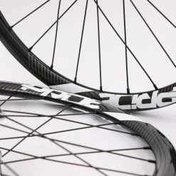 Paire De Roues Pride Gravity Exp SL Aero Ud Gloss / Moyeux Control 28H Polish -Collections GJ Cycling Soldes Magasin paire de roues pride gravity exp sl aero ud gloss moyeux control 28h polish 3