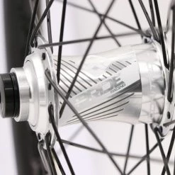 Paire De Roues Pride Gravity Pro Aero Ud Gloss Disc - Moyeux Polish -Collections GJ Cycling Soldes Magasin paire de roues pride gravity pro aero ud gloss disc moyeux polish 2